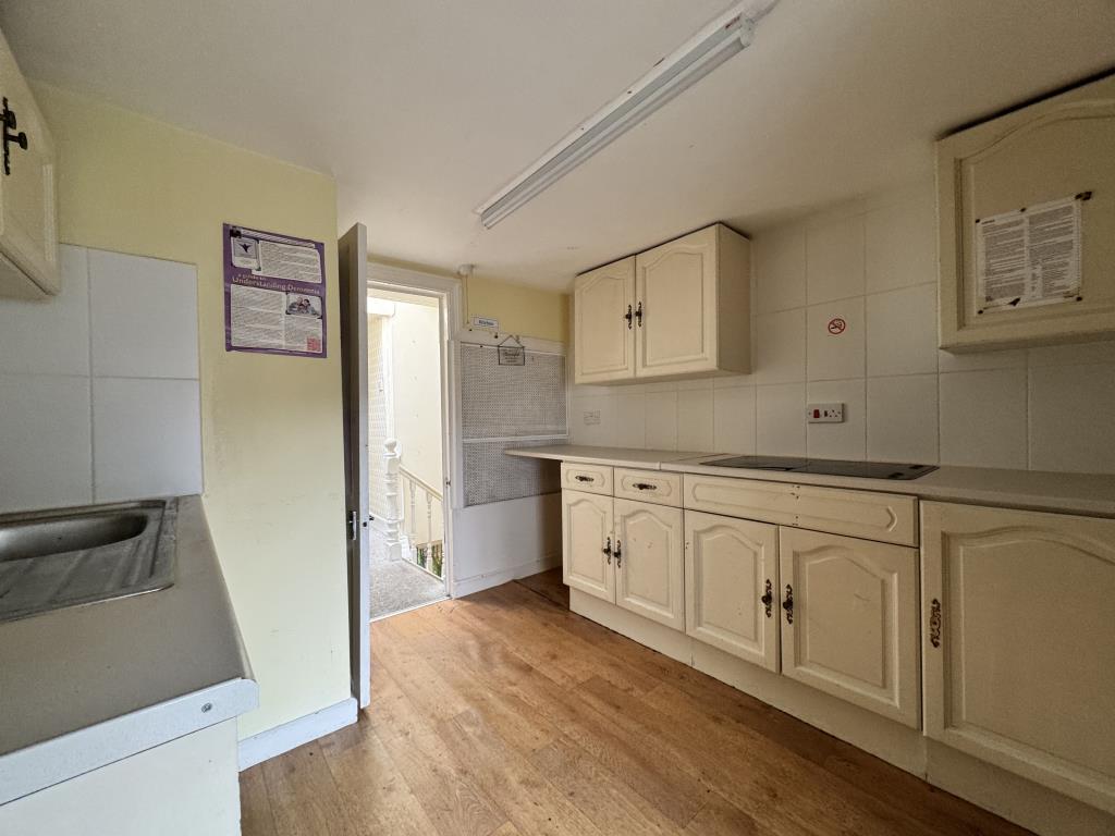 Lot: 86 - COMMERCIAL PROPERTY IN CENTRAL TOWN CENTRE LOCATION - First floor kitchen